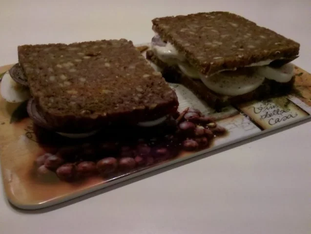 Abendbrot: Schnelles Abendbrot mit Ei, Ajvar und Zwiebel - Rezept - Bild Nr. 7