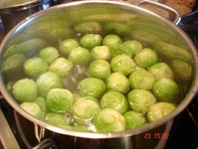 Rosenkohl mit Sauce Hollandaise und Mama´s Buletten und Salzkartoffeln - Rezept - Bild Nr. 5