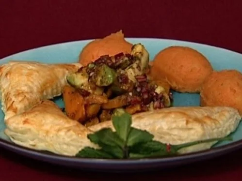 Schafskäse im Blätterteigmantel an Kürbis-Avocadosalat und Süßkartoffelrösti (J. Hoersch) - Rezept