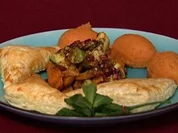 Schafskäse im Blätterteigmantel an Kürbis-Avocadosalat und Süßkartoffelrösti (J. Hoersch) - Rezept