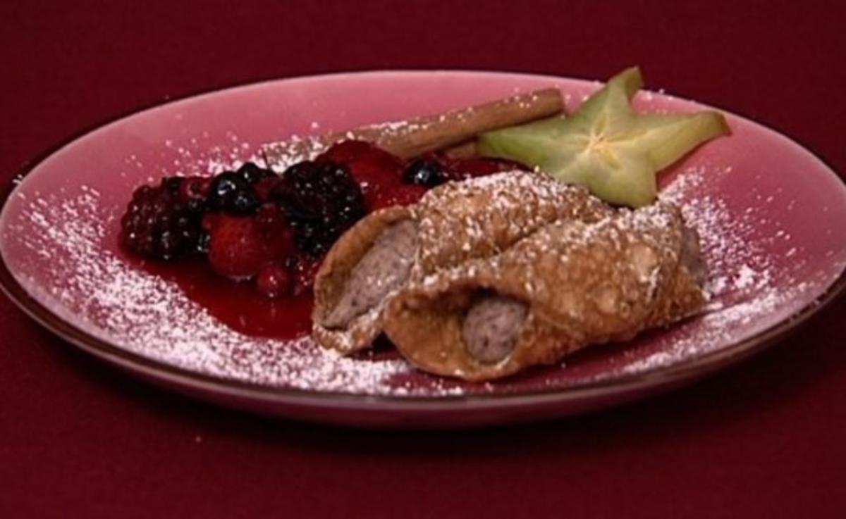 Bilder für Cannoli Siciliana gefüllt auf Himbeerbett (Judith Hoersch) - Rezept