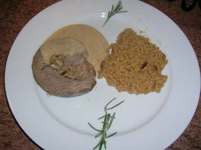 Kalbsrollbraten gef. mit Steinpilzen, Mascarpone + Pinienkernen  an Graupen Risotto - Rezept - Bild Nr. 4