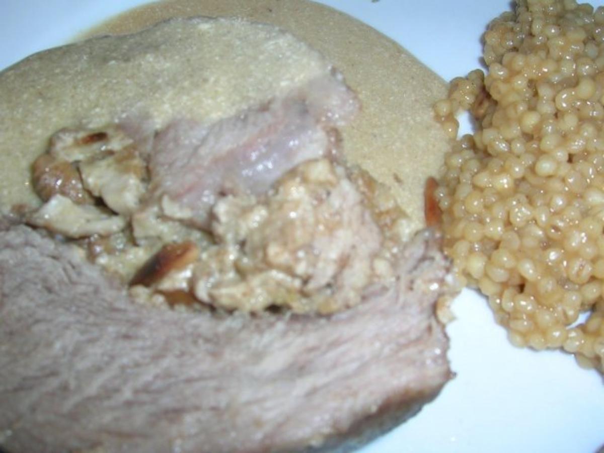 Kalbsrollbraten gef. mit Steinpilzen, Mascarpone + Pinienkernen  an Graupen Risotto - Rezept