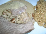 Kalbsrollbraten gef. mit Steinpilzen, Mascarpone + Pinienkernen  an Graupen Risotto - Rezept