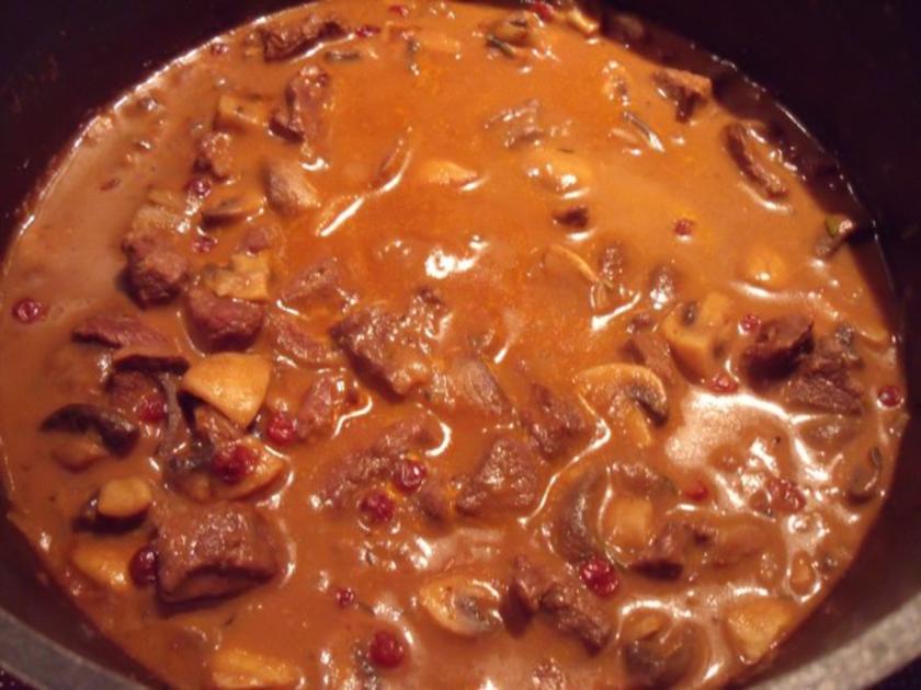 Hirschgulasch mit Pilzen - Rezept mit Bild