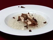 Geliertes Süppchen von Holunderblüten mit Nougatmousse-Roulade (Thomas Strunz) - Rezept