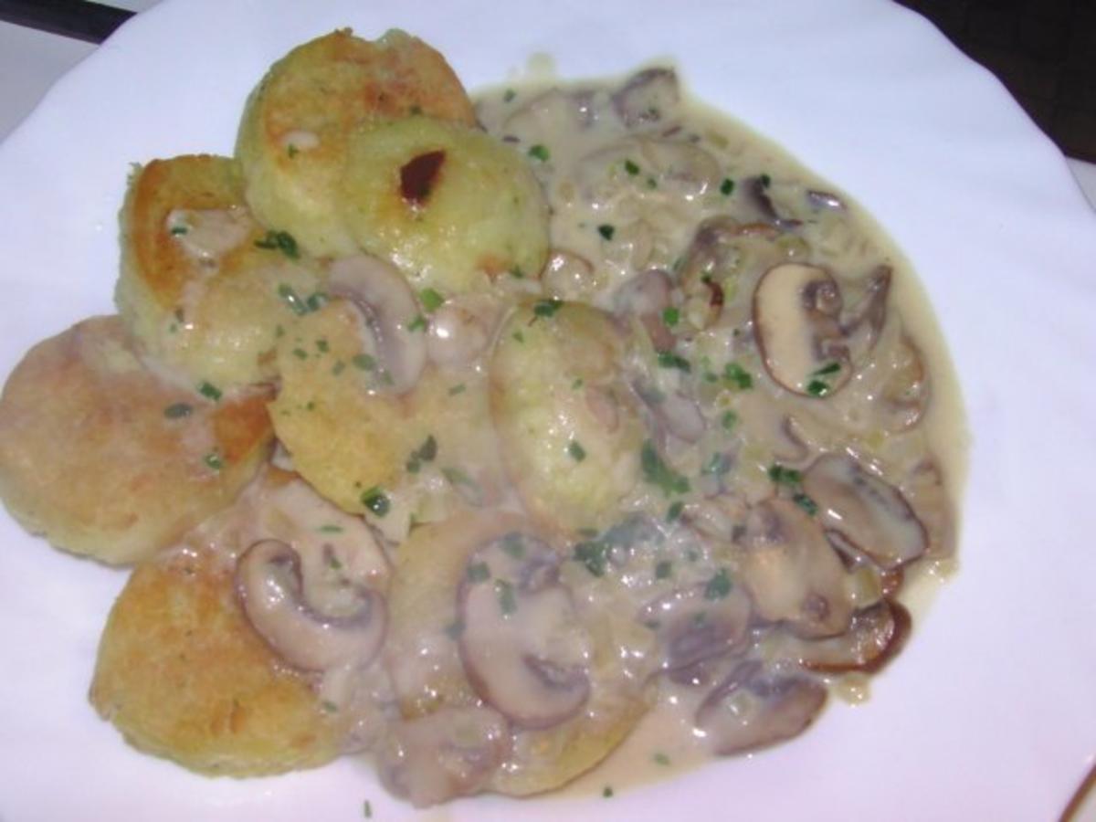 Gebratene Semmelknödel mit Rahmchampignons - einfach - 369 kcal/100g