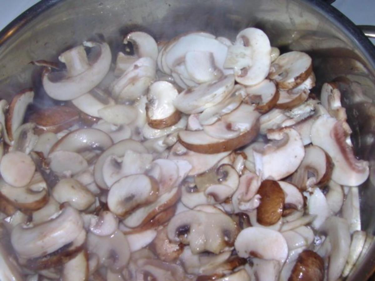 Gebratene Semmelknödel mit Rahmchampignons - einfach - 369 kcal/100g