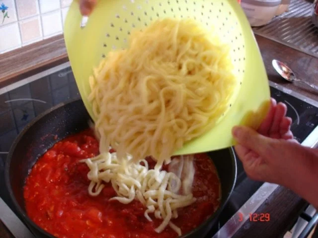 Rezept: Papa’s Spätzle mit "Bällchen" Bild Nr. 7 Papa’s Spätzle mit "Bällchen" - Rezept - Bild Nr. 7