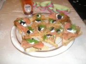 Lachstatar auf Toastecken mit einem Glas Sekt - Rezept