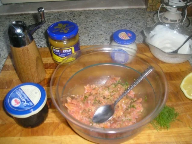 Rezept: Lachstatar auf Toastecken mit einem Glas Sekt Bild Nr. 2 Lachstatar auf Toastecken mit einem Glas Sekt - Rezept - Bild Nr. 2