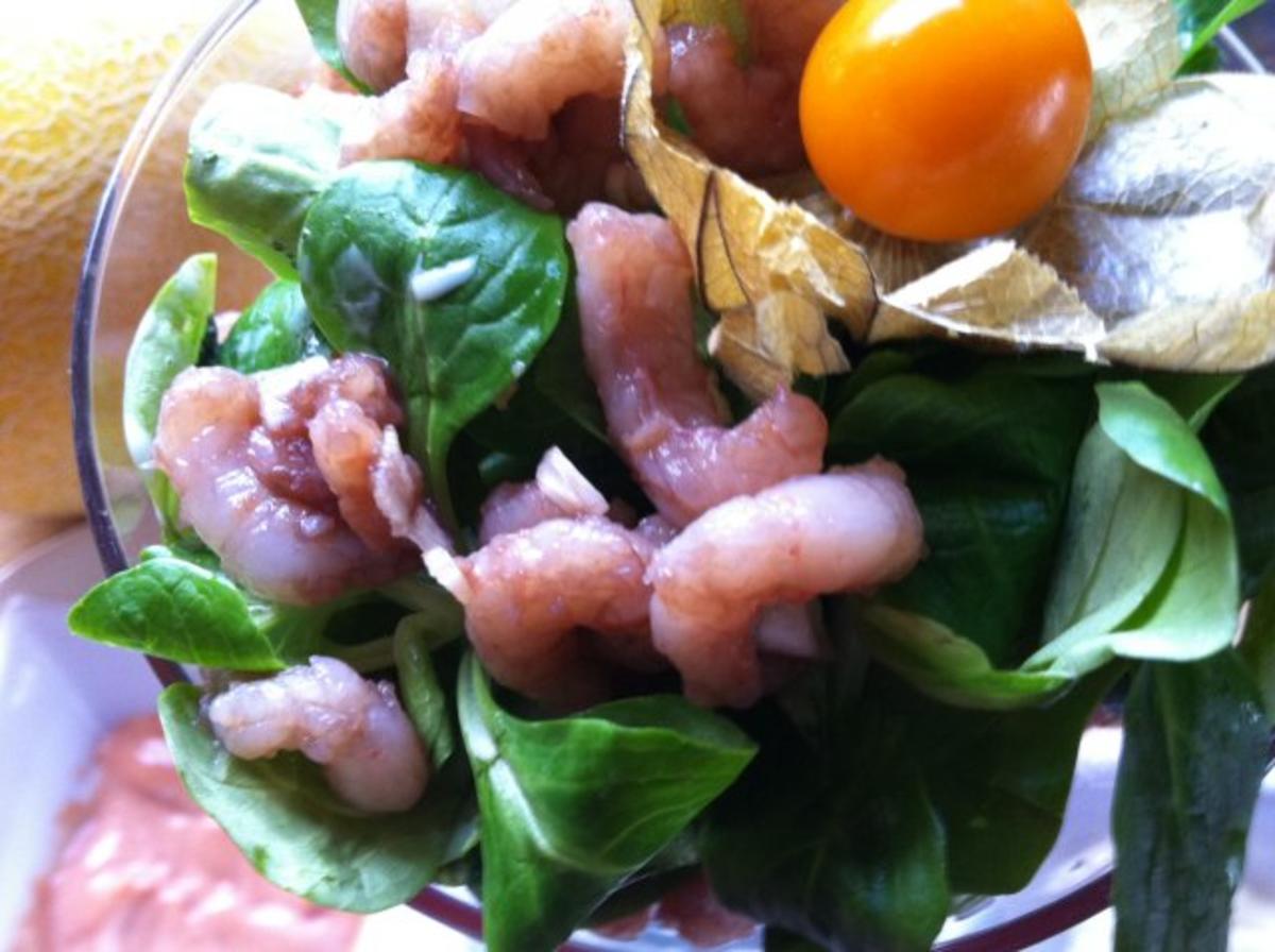 Garnelen-Cocktail.. mit marinierten Garnelen an Salat mit Früchten ...