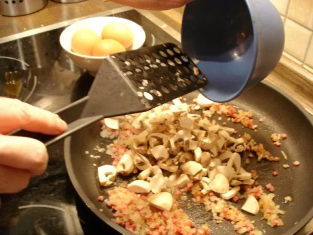 Rührei mit Champignons und Schinkenwürfel - Rezept - Bild Nr. 5