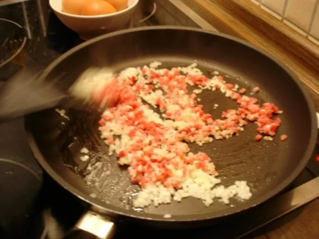 Rührei mit Champignons und Schinkenwürfel - Rezept - Bild Nr. 4