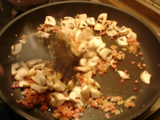 Rührei mit Champignons und Schinkenwürfel - Rezept - Bild Nr. 6