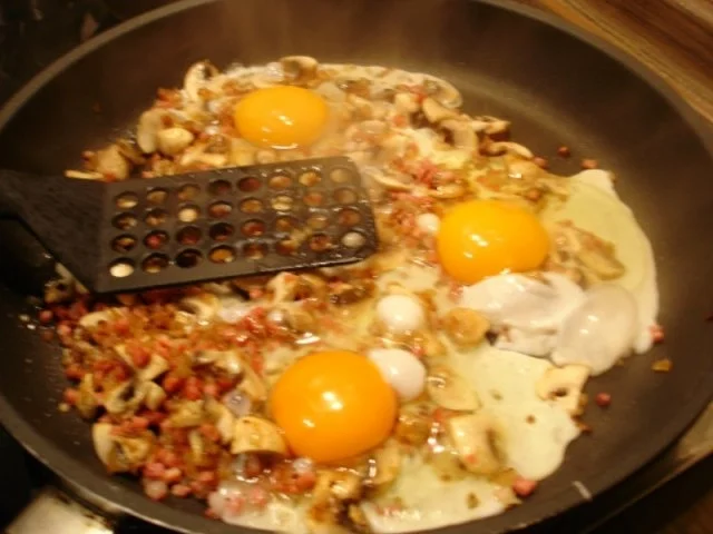 Rührei mit Champignons und Schinkenwürfel - Rezept - Bild Nr. 7