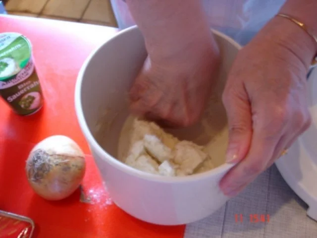 Sauerrahmfladen mit Speck und Käse - Rezept - Bild Nr. 4