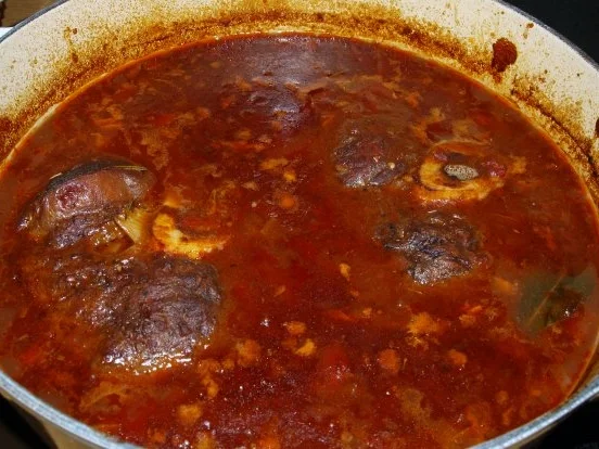 Beinscheiben mit Gemüsesauce                               (Ternera en cazuela con salsa) - Rezept
