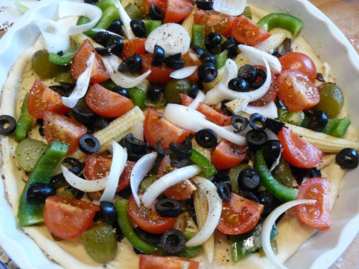 Vegetarische Pizza mit Pilzen und Tomaten - Rezept - Bild Nr. 6