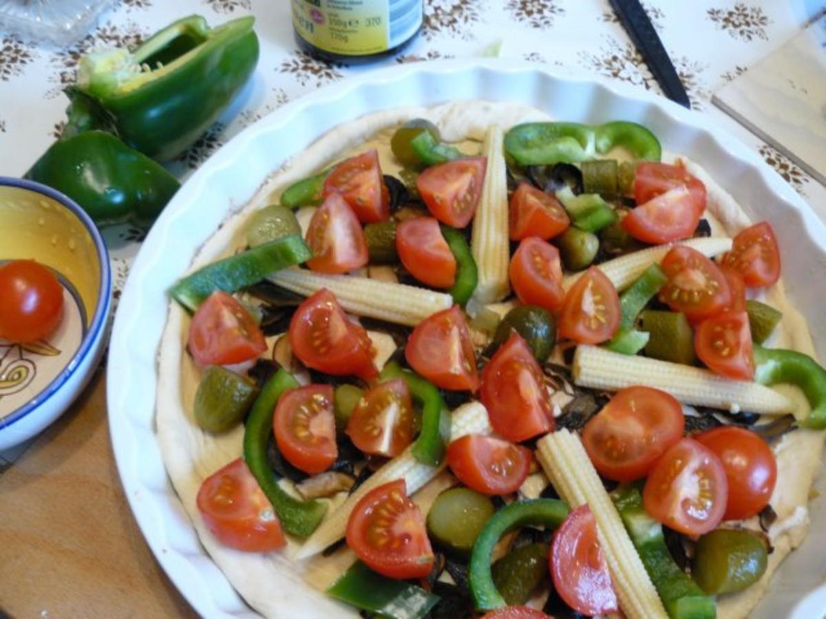 Vegetarische Pizza mit Pilzen und Tomaten - Rezept - Bild Nr. 5
