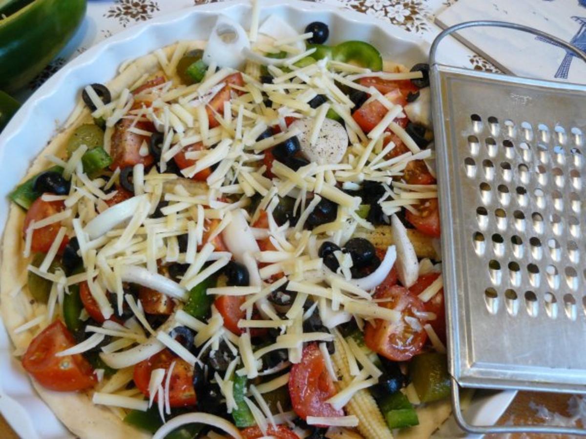 Vegetarische Pizza mit Pilzen und Tomaten - Rezept - Bild Nr. 7