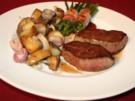 Hirschsteak Schweizer Art, dazu Bohnen im Speckmantel und Rosmarinkartoffeln - Rezept
