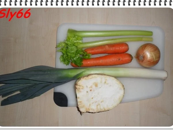 Rezept: Suppen:Rindfleischsuppe aus Wadschinken Bild Nr. 2 Suppen:Rindfleischsuppe aus Wadschinken - Rezept - Bild Nr. 2