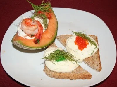 Rezept: Kaviar auf Dill-Toast, dazu gefüllte Melonenspalten Kaviar auf Dill-Toast, dazu gefüllte Melonenspalten - Rezept