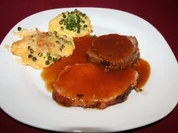 Zweierlei vom Fleisch mit Erbsen auf Pommes Duchesse - Rezept