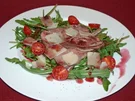 Rucola mit Roastbeef, warmer Johannisbeersoße und Parmesan - Rezept