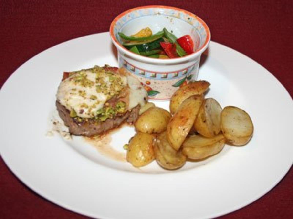 Bilder für Überbackenes Rinderfilet mit Rosmarinkartoffeln und Gemüse - Rezept