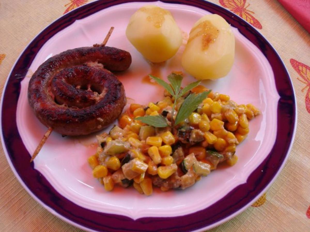 Bratwurstschnecke mit Zucchini-Mais-Gemüse und Kartoffeln - Rezept