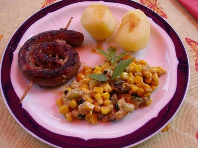 Bratwurstschnecke mit Zucchini-Mais-Gemüse und Kartoffeln - Rezept