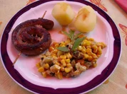 Bratwurstschnecke mit Zucchini-Mais-Gemüse und Kartoffeln - Rezept