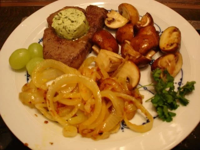Rinderfilet mit braunen Champignons und Zwiebelringen - Rezept