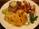 Rinderfilet mit braunen Champignons und Zwiebelringen - Rezept