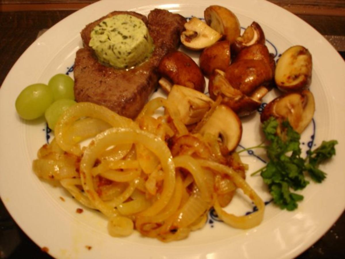 Rinderfilet mit braunen Champignons und Zwiebelringen - Rezept - kochbar.de