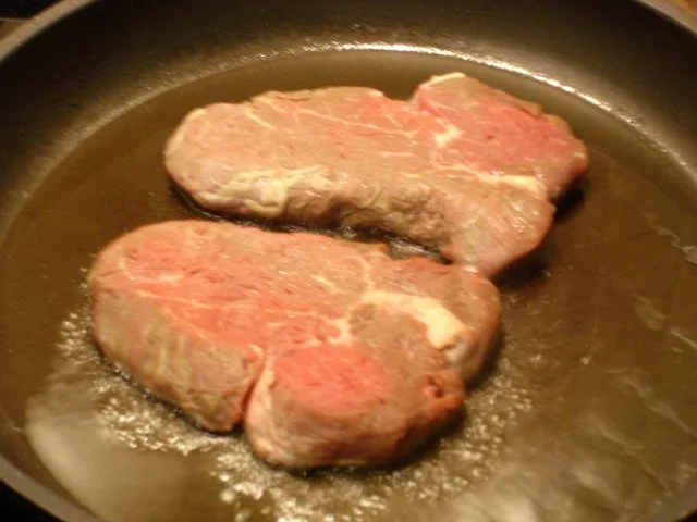 Rinderfilet mit braunen Champignons und Zwiebelringen - Rezept - Bild Nr. 4