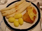 Rezept: Schnitzel mit Spargel und Kartoffeln Schnitzel mit Spargel und Kartoffeln - Rezept