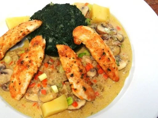 Rezept: Hühnerbrust-Filets auf Champignon-Limone-Cognac-Sahne und Spinat Bild Nr. 12 Hühnerbrust-Filets auf Champignon-Limone-Cognac-Sahne und Spinat - Rezept - Bild Nr. 12