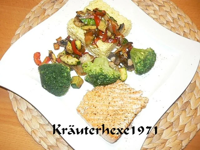 Safranreis mit Gemüseragout und Lachsfilet - Rezept