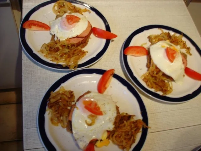 Leberkäse gebräunt auf Brot mit Spiegelei und Zwiebeln - Rezept - Bild Nr. 11