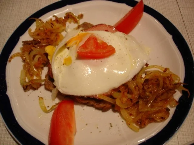 Leberkäse gebräunt auf Brot mit Spiegelei und Zwiebeln - Rezept