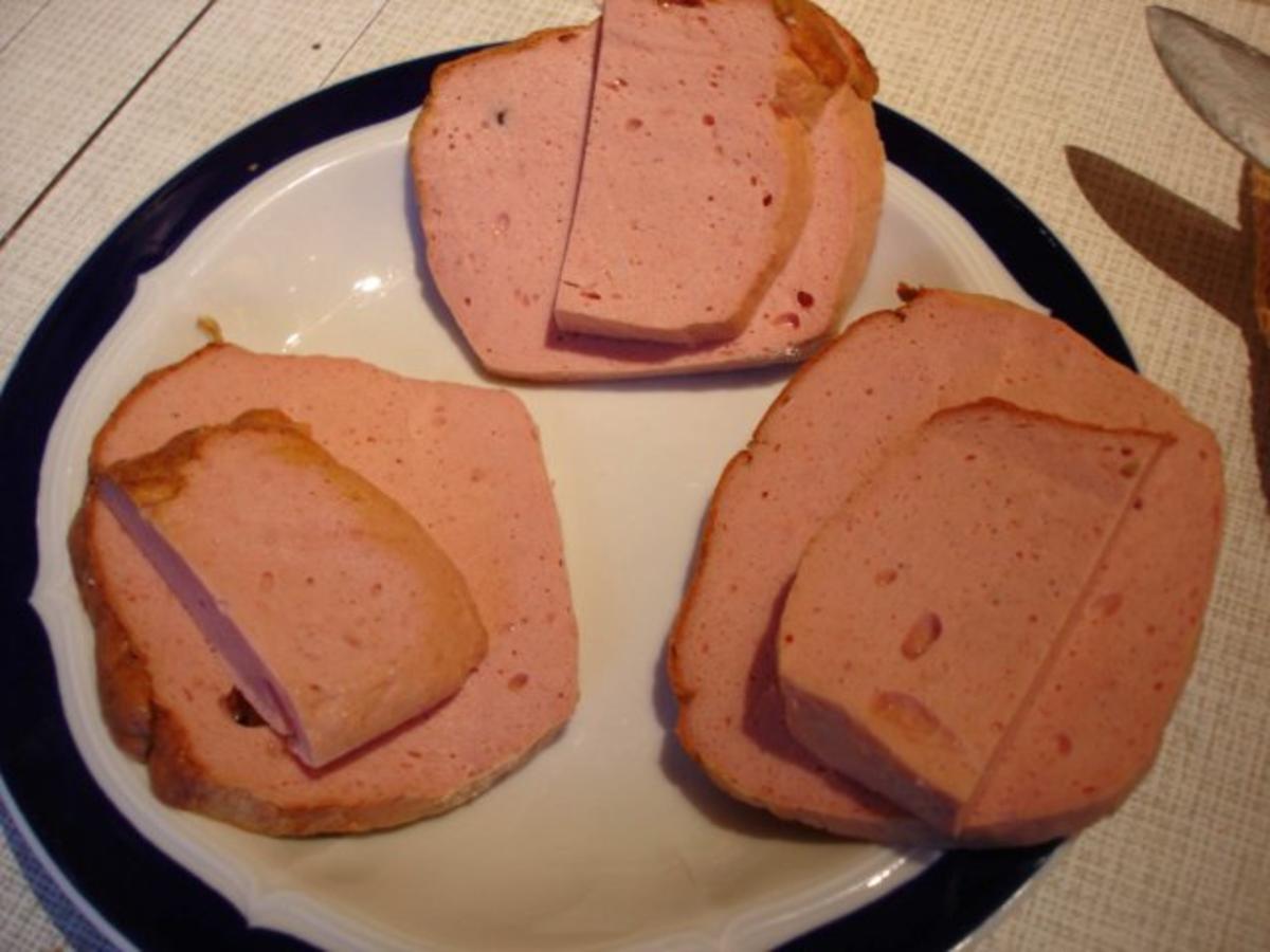 Leberkäse gebräunt auf Brot mit Spiegelei und Zwiebeln - Rezept - Bild Nr. 2