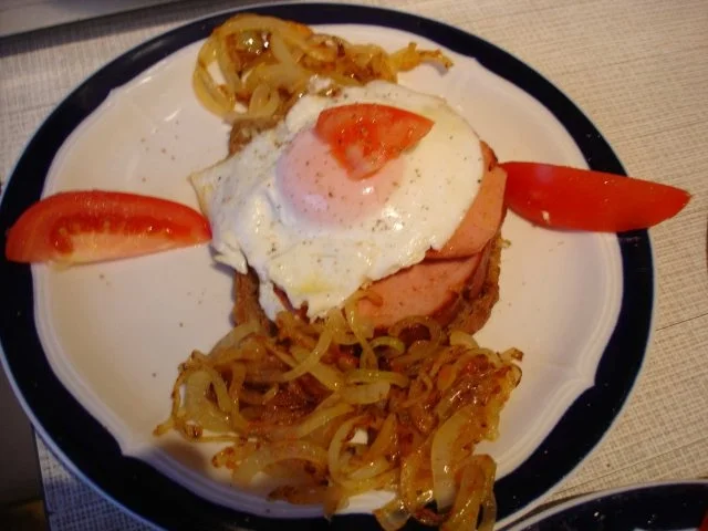 Leberkäse gebräunt auf Brot mit Spiegelei und Zwiebeln - Rezept - Bild Nr. 12