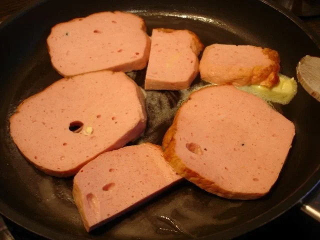 Leberkäse gebräunt auf Brot mit Spiegelei und Zwiebeln - Rezept - Bild Nr. 5