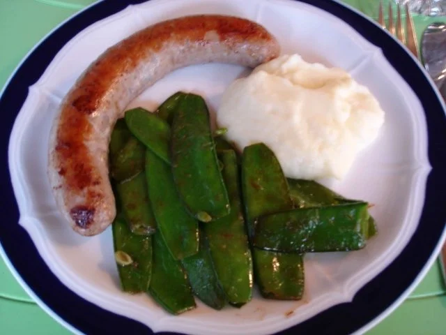 Bratwurst mit Zuckerschoten und Kartoffelpüree - Rezept