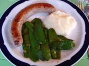 Bratwurst mit Zuckerschoten und Kartoffelpüree - Rezept