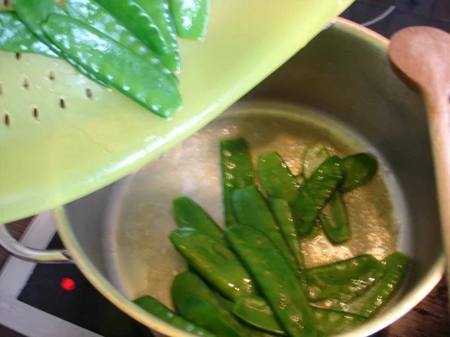 Bratwurst mit Zuckerschoten und Kartoffelpüree - Rezept - Bild Nr. 6