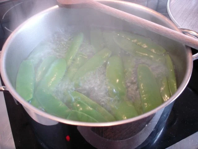 Bratwurst mit Zuckerschoten und Kartoffelpüree - Rezept - Bild Nr. 3